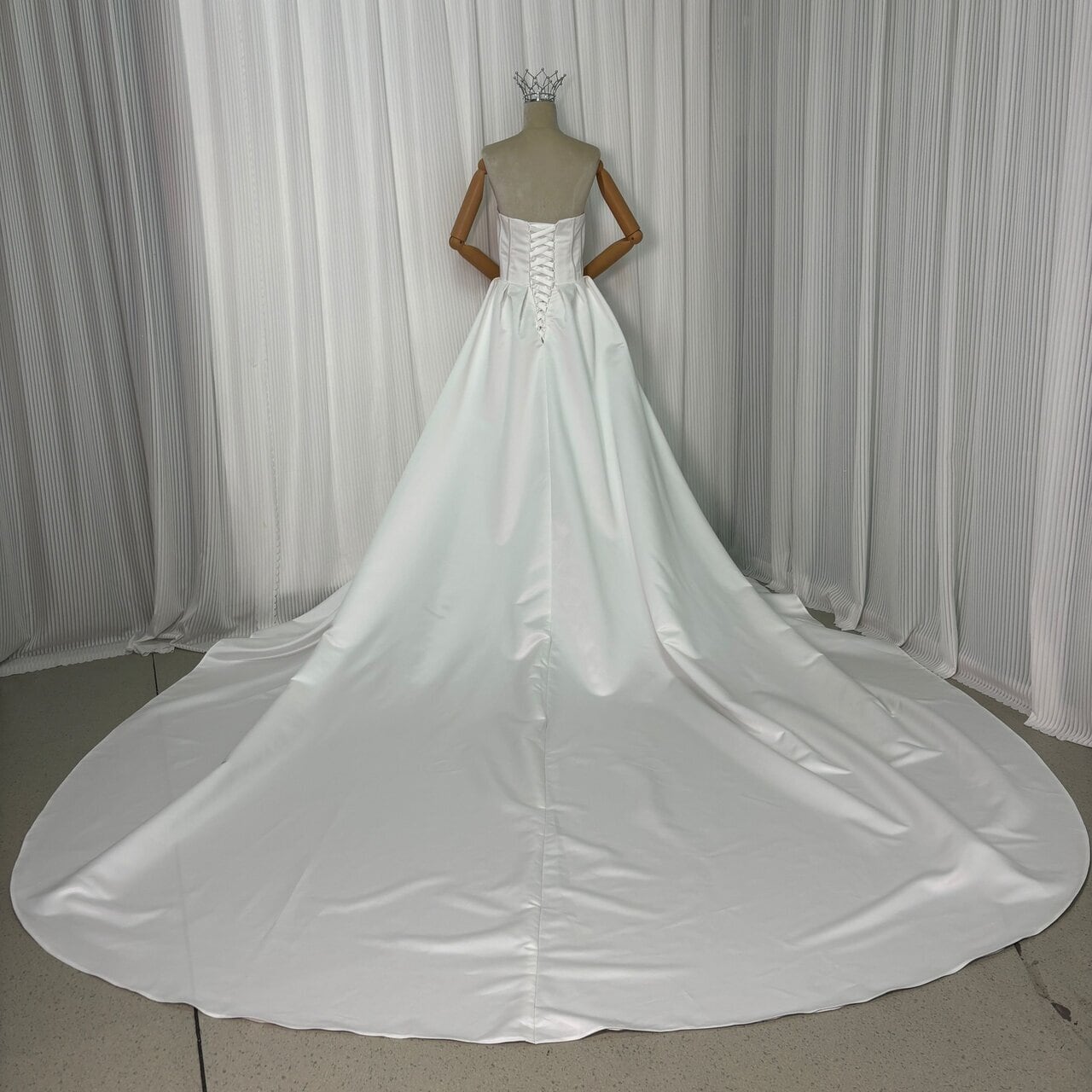 ウェディングドレス ホワイト サテン 光沢 トレーン付き ビスチェ ウェディングドレス ホワイト サテン 光沢 トレーン付き ビスチェ