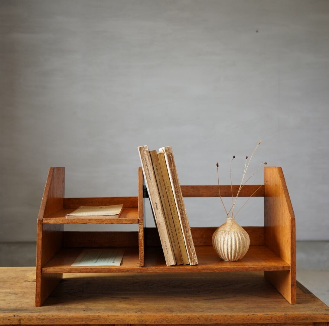 古いブックスタンド