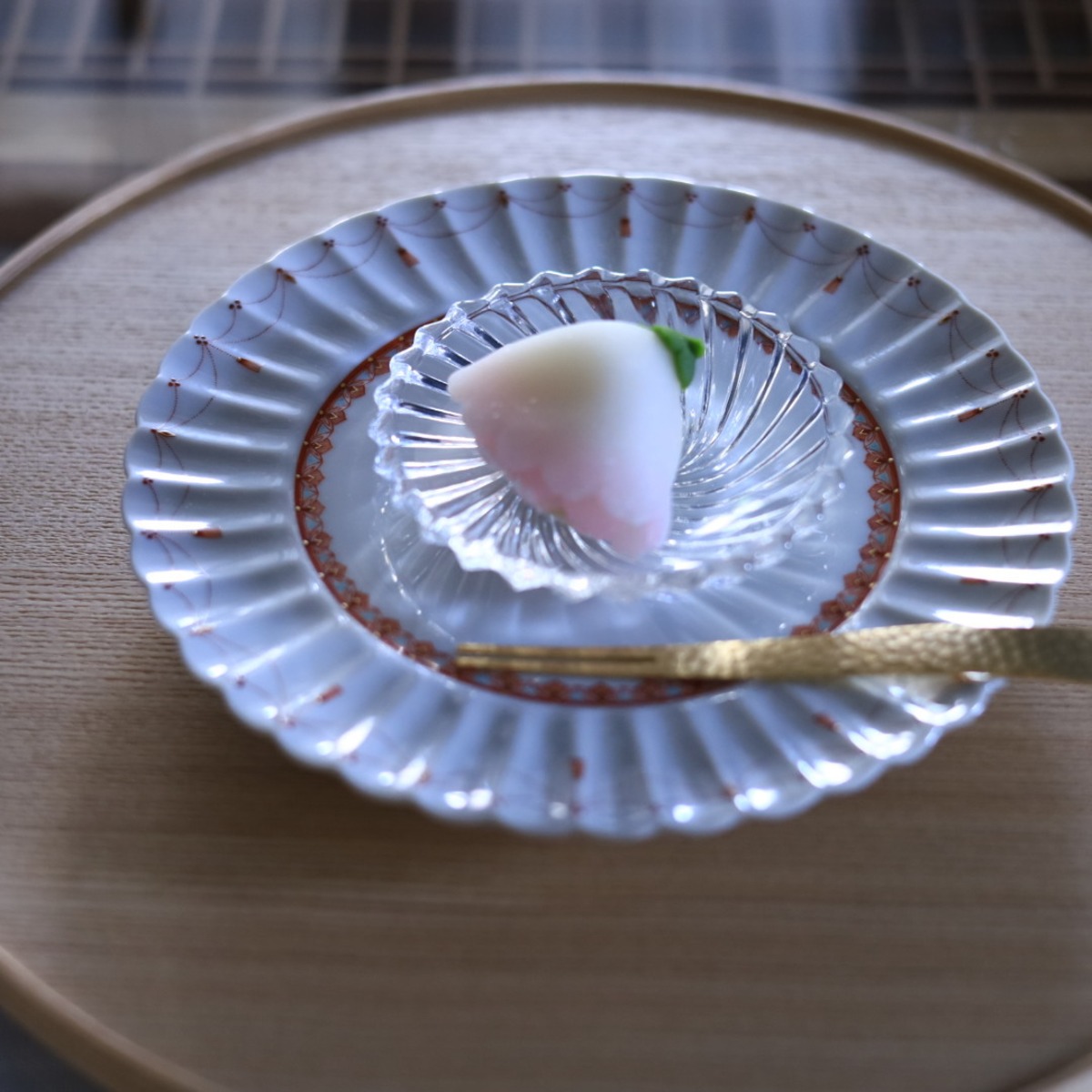 AS 種田真紀 赤絵細描雪文5.5寸菊皿 | 芦屋貴兆陶家 online shop
