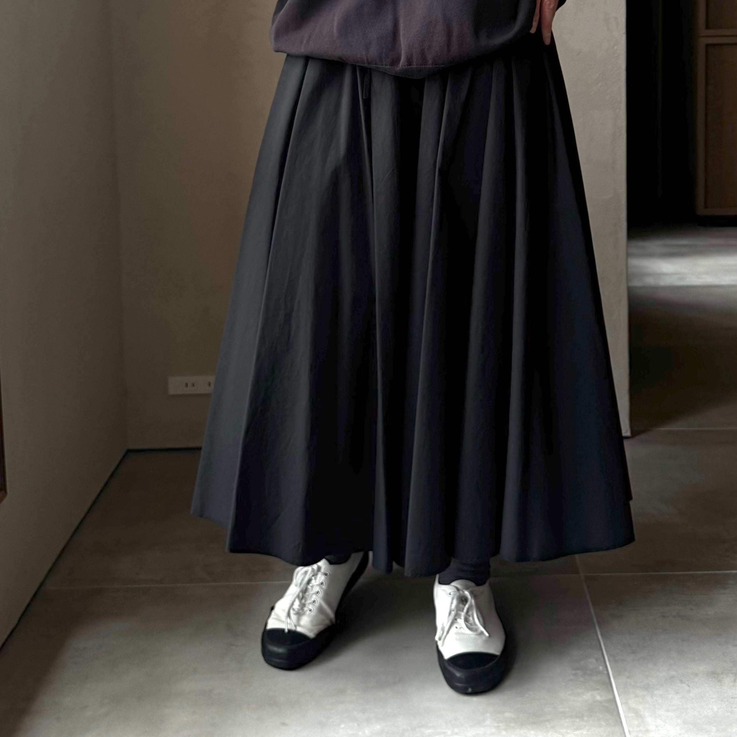 ATON|NATURAL DYED COTTON LAWN GATHERED SKIRT