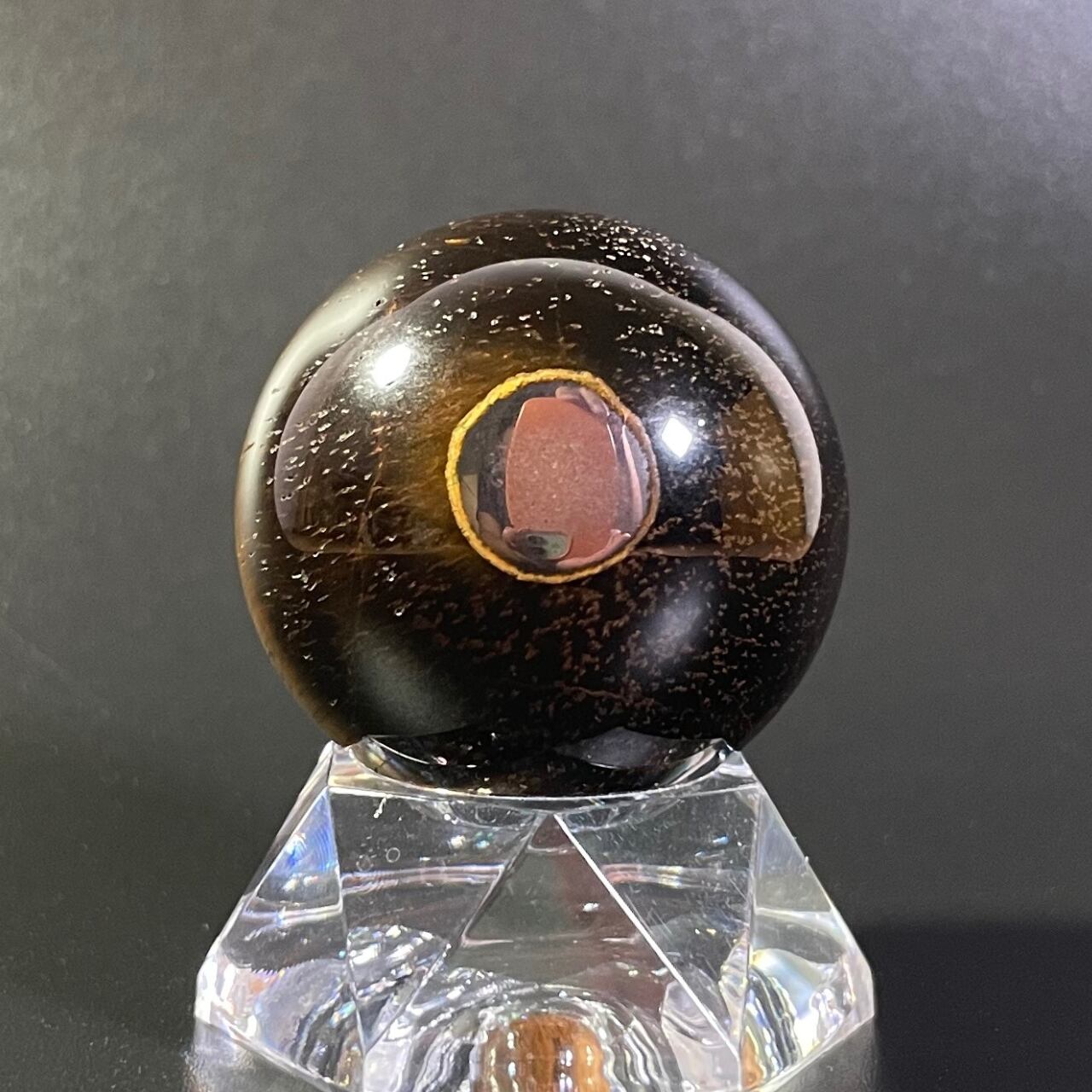 天然石タイガーアイ　スフィア　ねこ！猫耳？　6センチ　木製台座付き 天然石タイガーアイ スフィア ねこ！猫耳？ 6センチ 木製台座付き