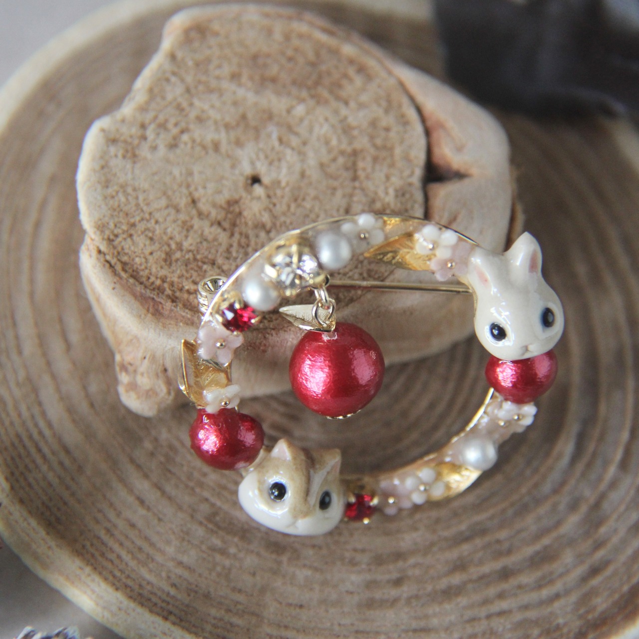 りんごリースブローチ