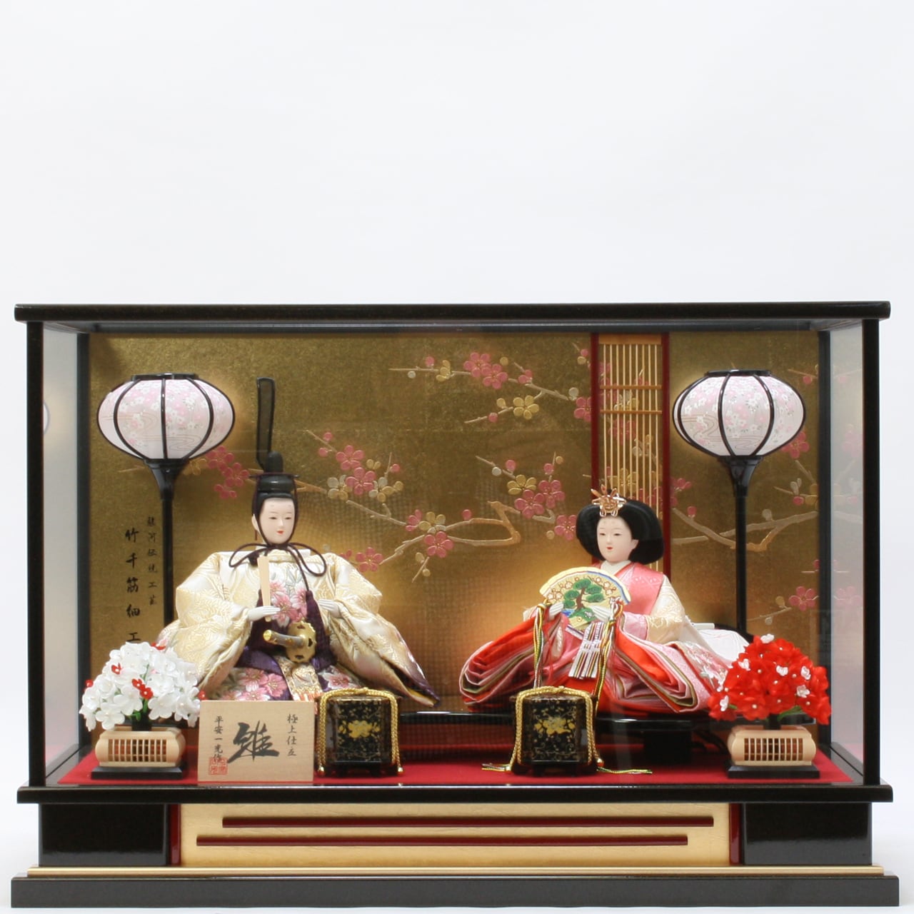 雛人形|ひな人形|初節句|コンパクト|おしゃれ|モダン|インテリア|プレミアム|こだわり|おすすめ|《商品名》衣裳着ガラスケース飾り(固定式)三五 春の梅 段織刺繍〔商品コード〕30400-0209-1〔品番〕209