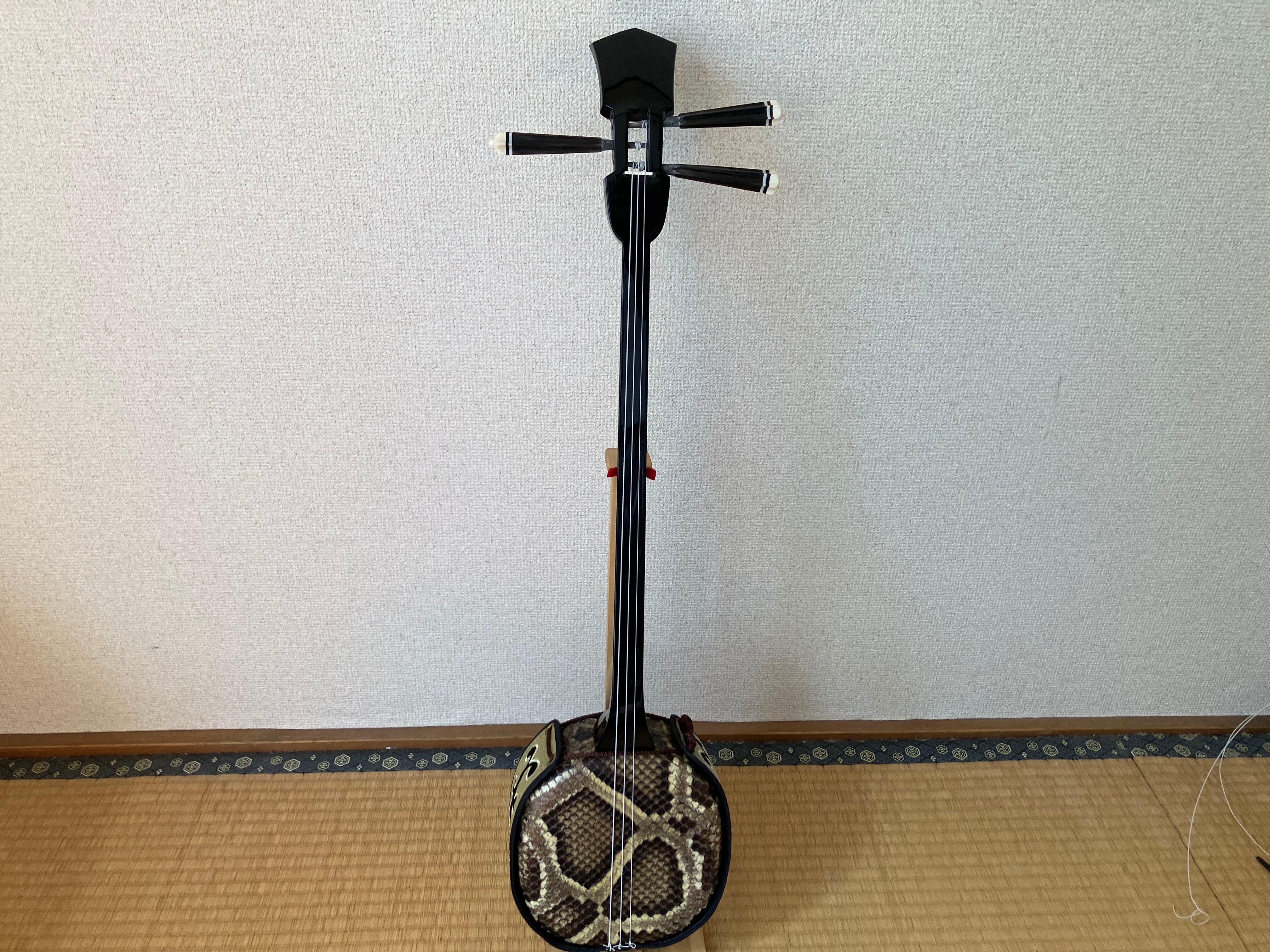 名工 内間直樹作 上級黒檀平仲知念本うるし仕上げ | クオレ三線工房え