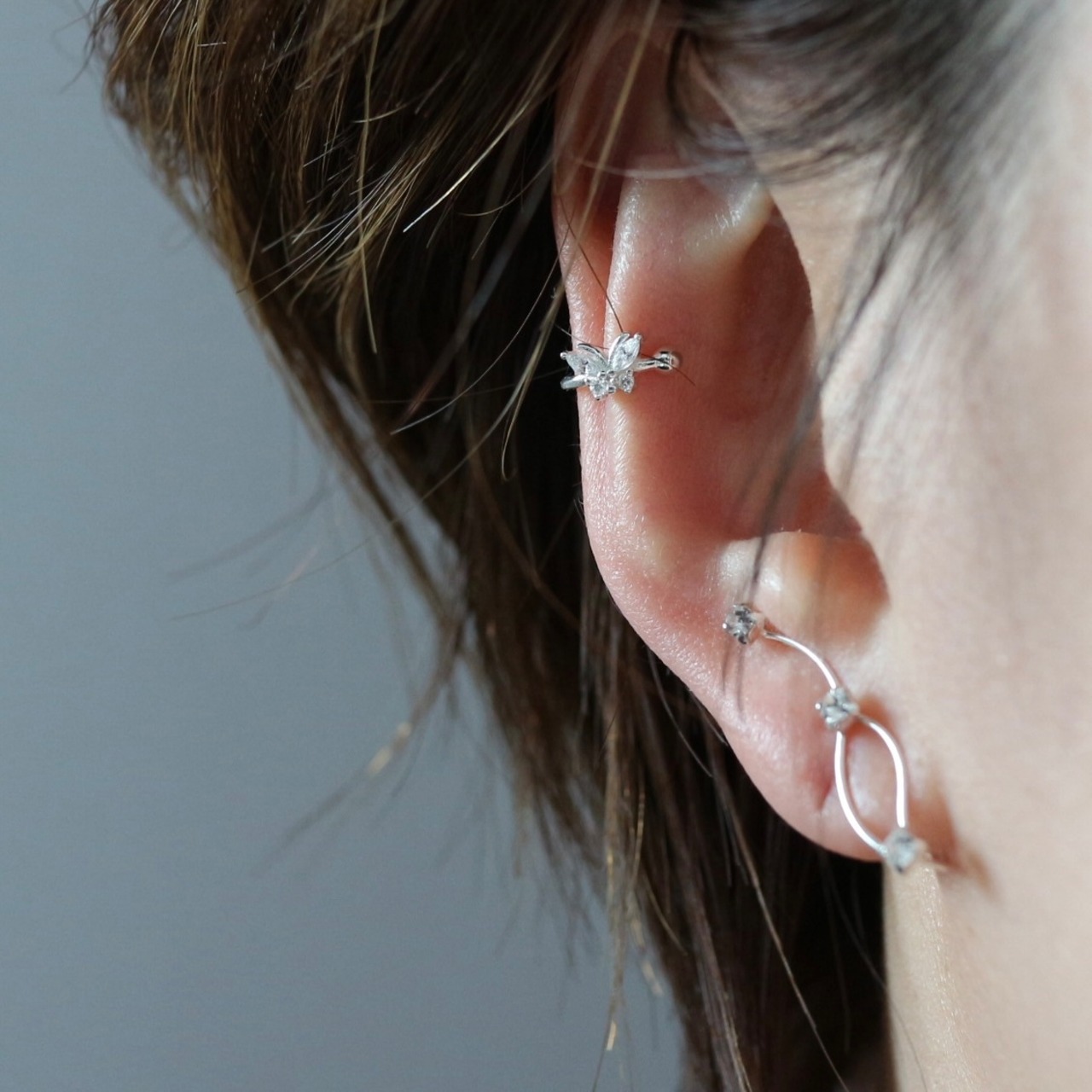 小さな蝶のイヤーカフ