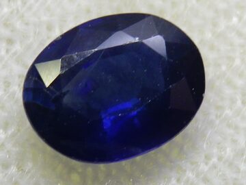 カラー自体が希少な深みのあるグリーンの、天然スフェーン 0.65ct 