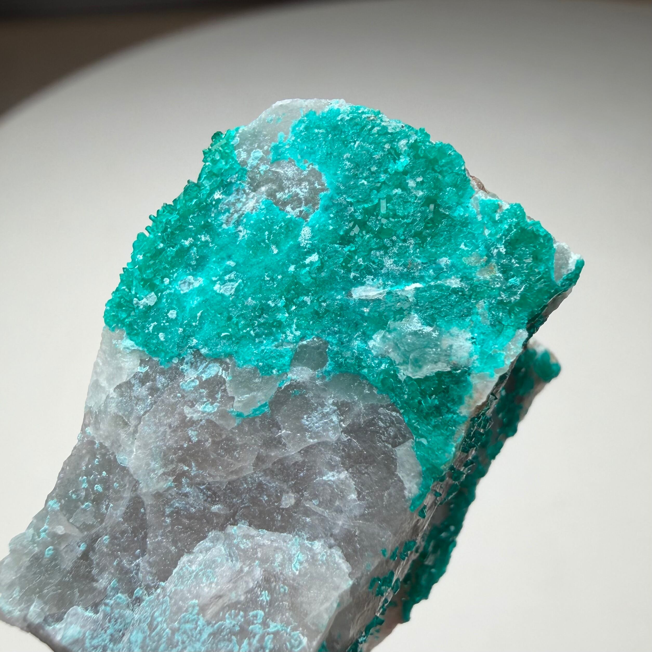 ダイオプテーズ / カルサイト【Dioptase on Calcite】ナミビア産