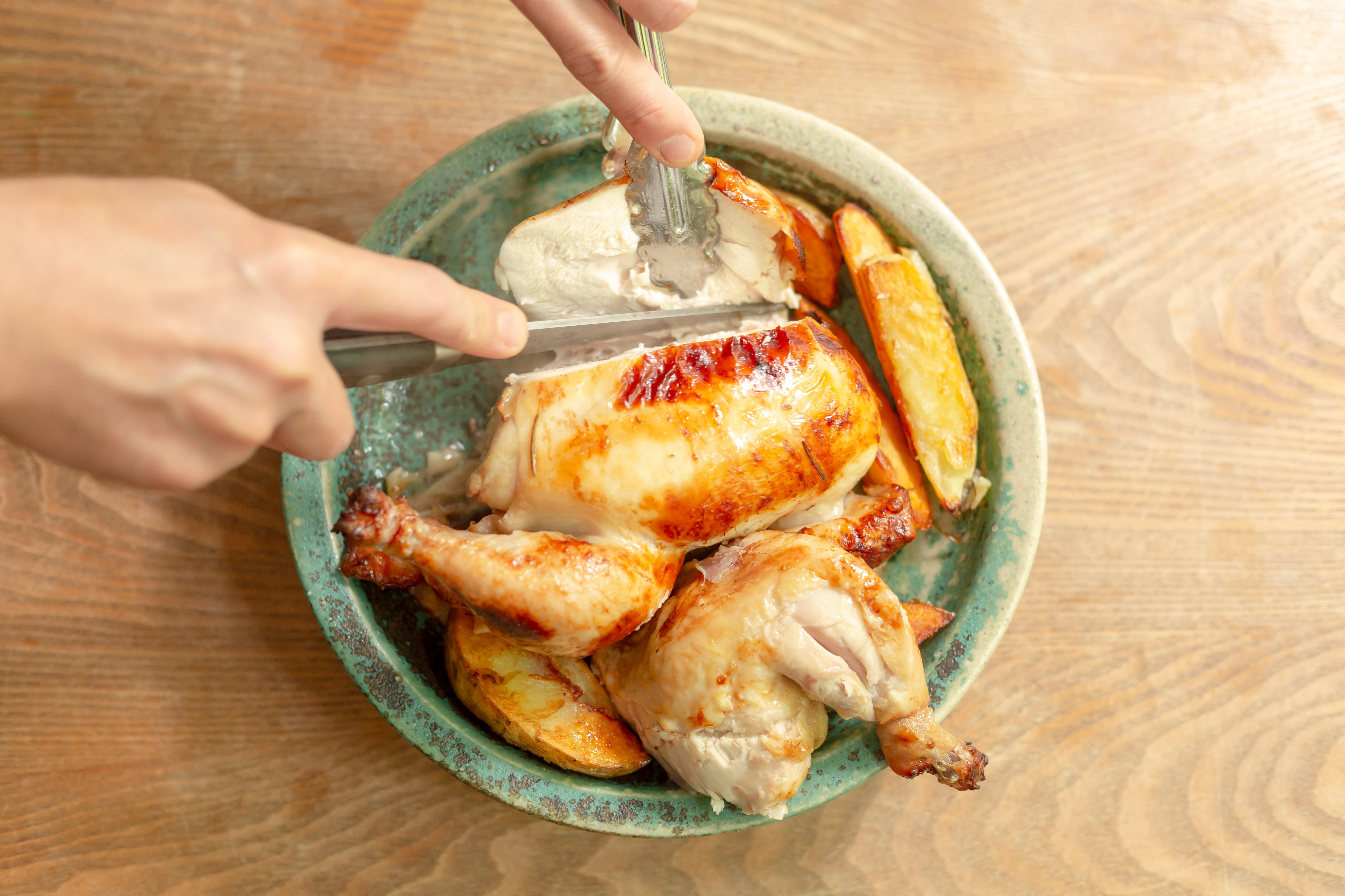 専用オーブンでじっくり焼き上げた厳選国産若鶏のロティサリーチキン