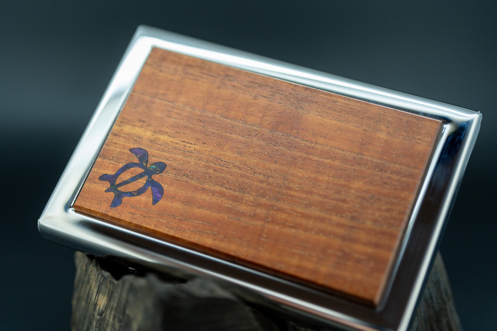 【王族の愛した銘木】 ハワイアンコア カードケース silver 浅瀬で泳ぐウミガメ 象嵌