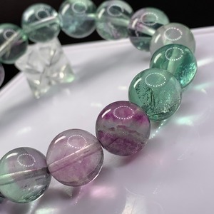 f124.透明度抜群うる艶グラデーションフローライトブレスレット