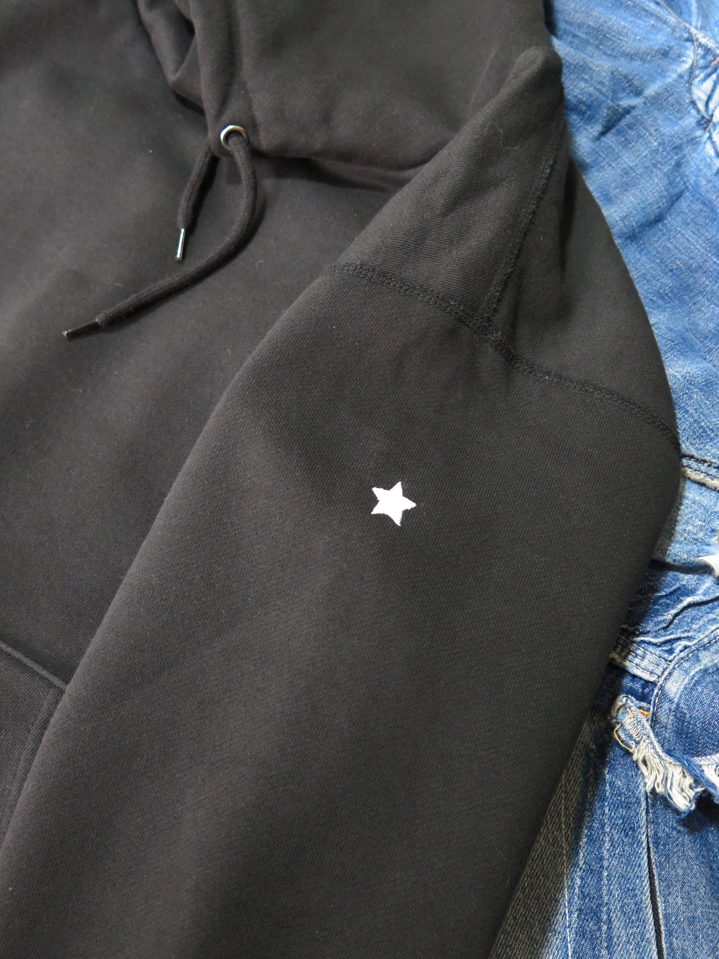 STAR EMBROIDERY HOODED SWEATSHIRT | BLACKFRUIT powered by BASE