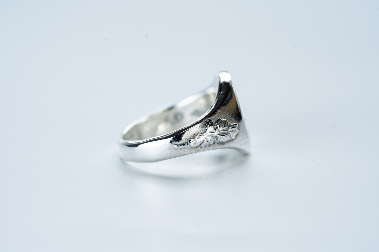 R-087 Oval signet ring olive