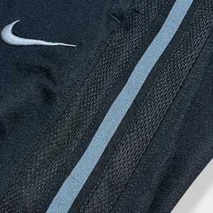 【NIKE】XL ビッグサイズ トラックパンツ TRACK PANTS ジャージパンツ ダボパン ジャージ下 スウッシュ 刺繍ロゴ ベンチレーション メッシュ 黒 ナイキ US古着