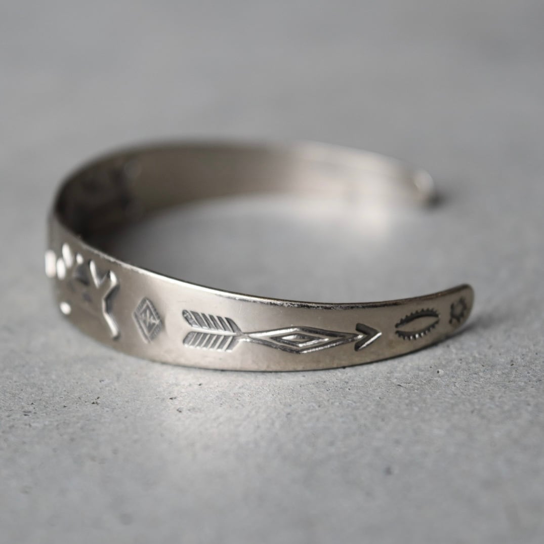 NAVAJO FRED HARVEYSTYLE BANGLE by BELLTRADING POST | BUFF STOCK YARD