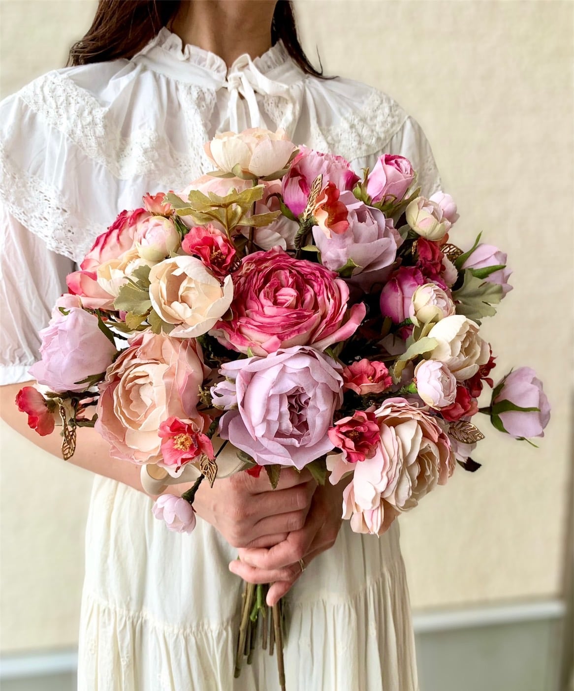 コーラルピンクの薔薇とグリーンのクラッチブーケ | PAY ID
