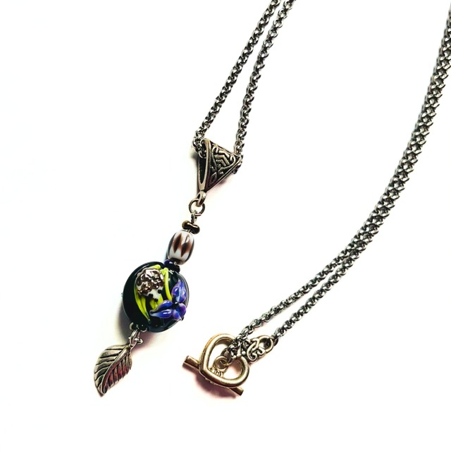 ハリネズミとアイリスのネックレス