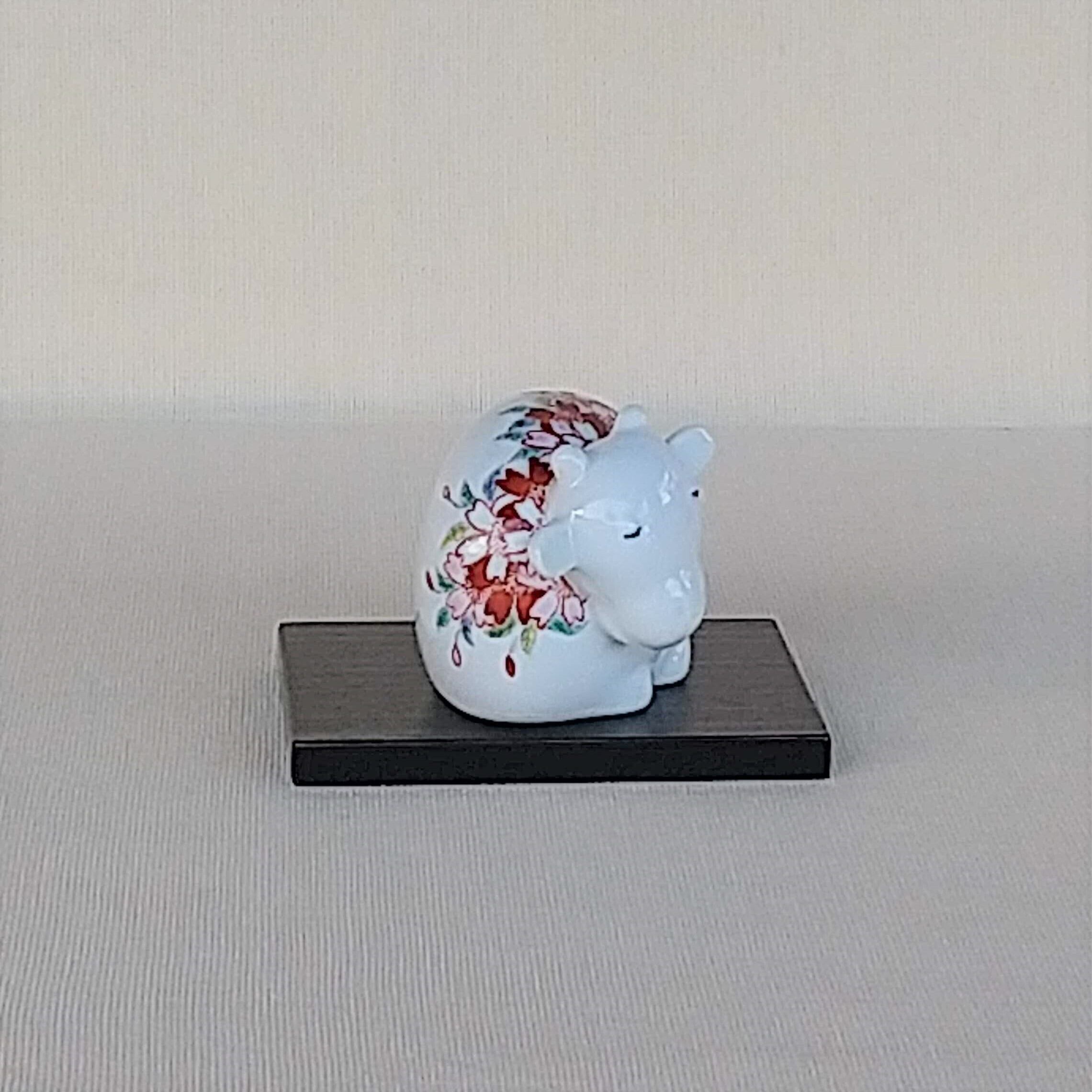 山口正勝作 桜絵 うし 置物 （小） | 有田焼作家の作品が買えるお店