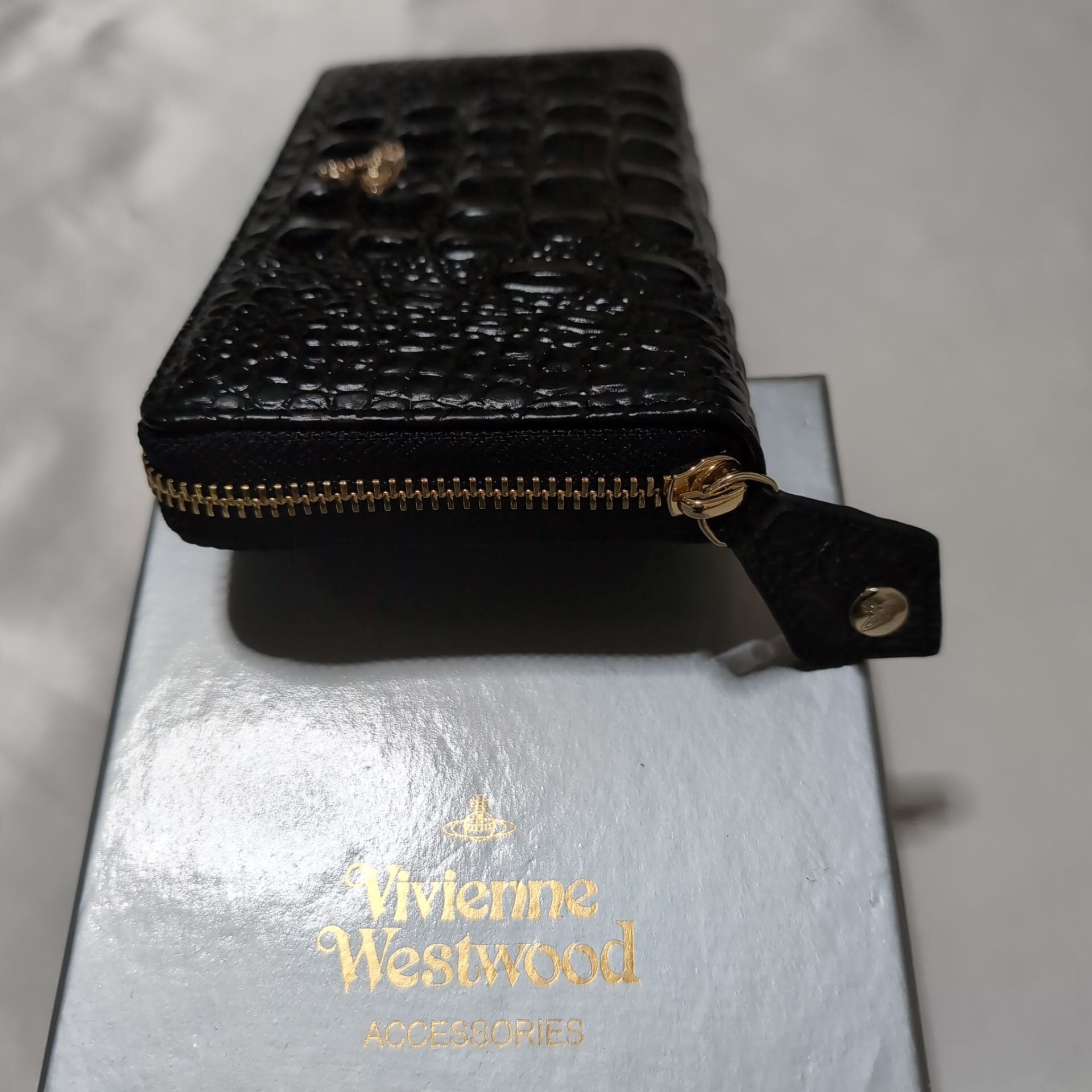 ヴィヴィアンウエストウッド ラウンドファスナー長財布 エンボス