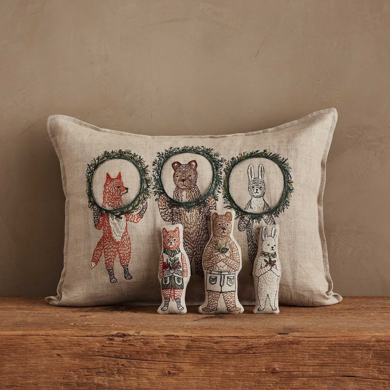 【CORAL & TUSK(コーラルアンドタスク)】Christmas Wreath Trio Pocket Pillow クリスマスリース柄3ポケットピロー