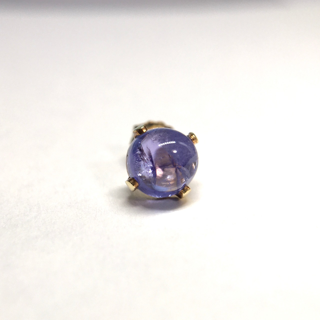 タンザナイト カボションピアス 6mm 14kgf 1粒