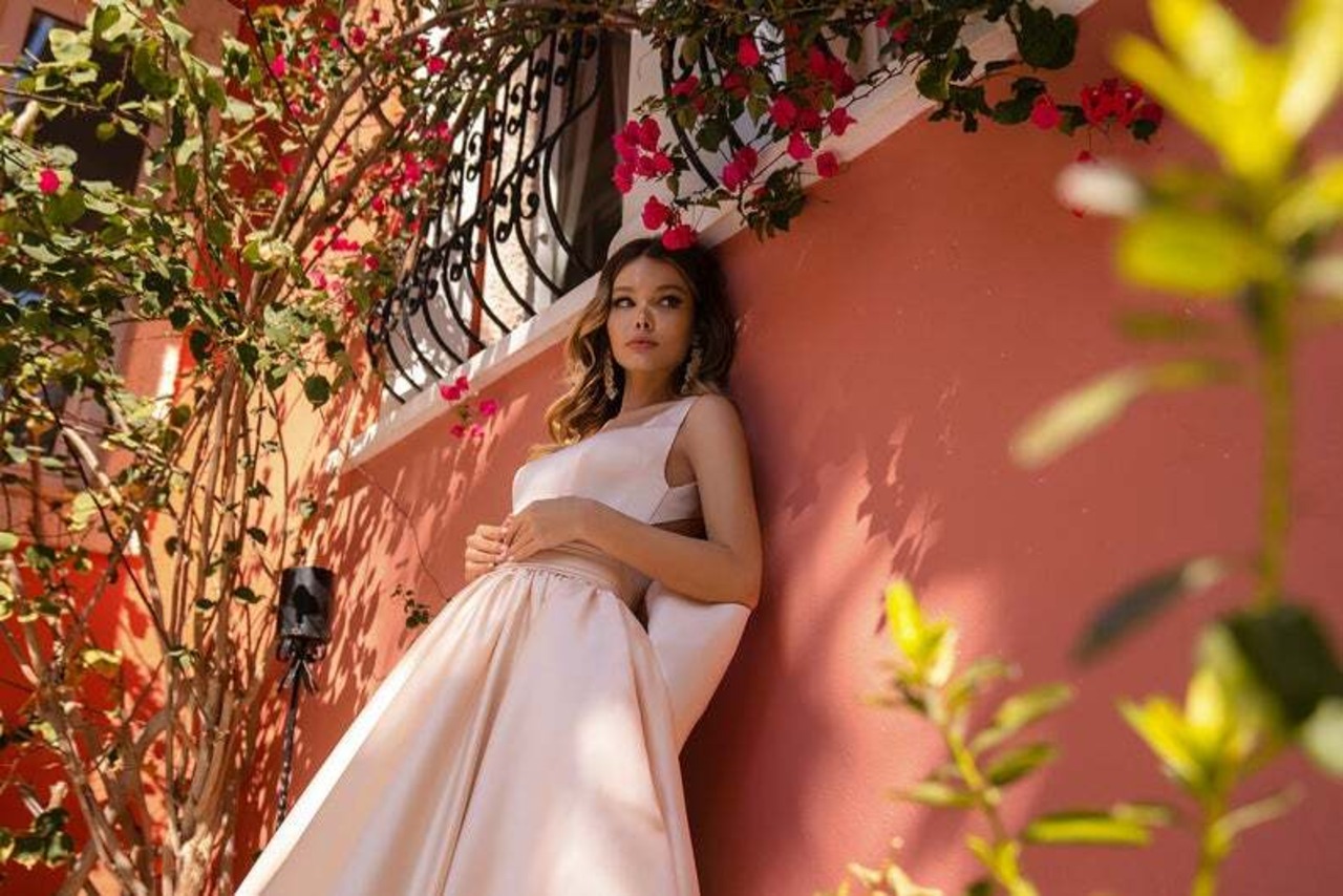 高品質！パーティードレス シャンパンの色 背中見せ 華やかなトレーン  