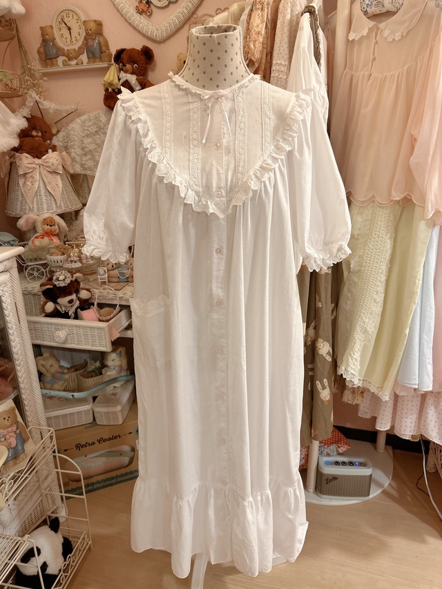 White lace dressの画像