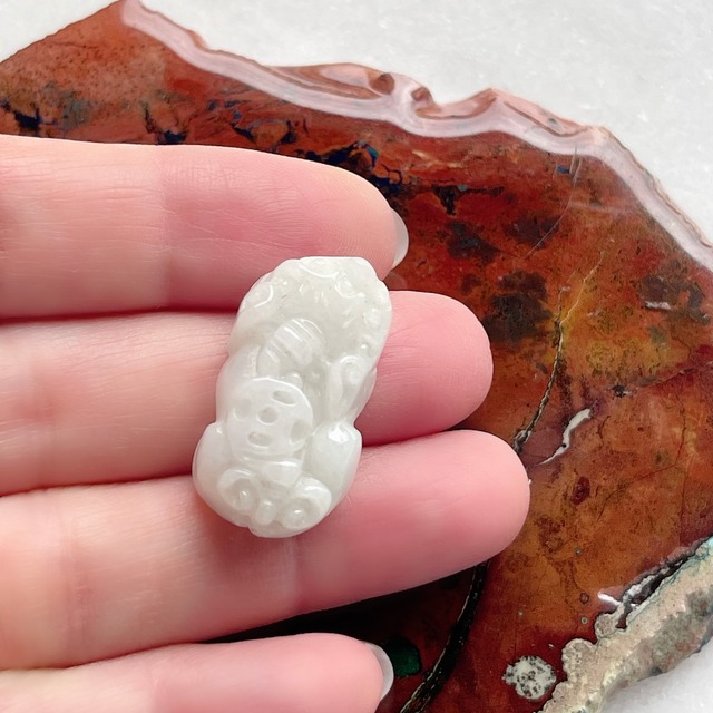 【特別販売】【伊勢神宮の五十鈴川でアチューメント】　翡翠　貔貅（ひきゅう）　御守り石　（紐を通す穴が上下にあります）9131