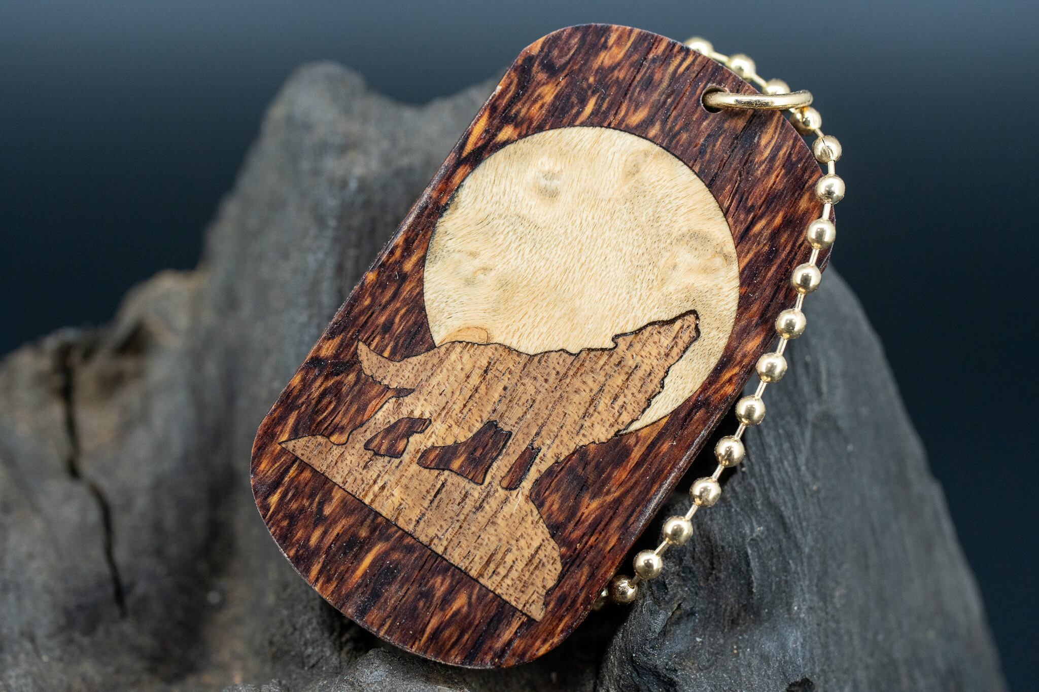【東洋のローズウッド】 縞紫檀 変わり杢 ドッグタグ 象嵌 月と狼