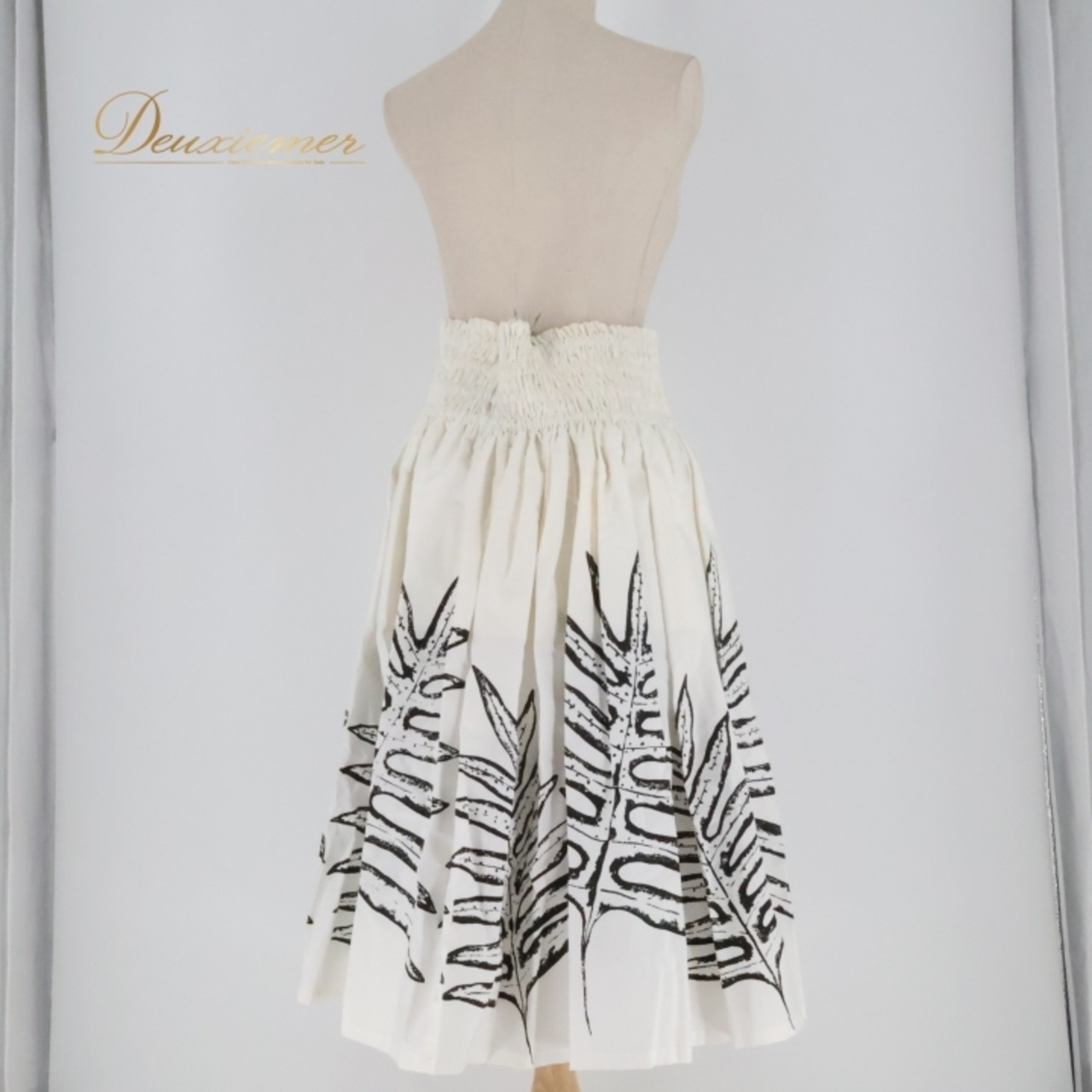 フラダンス 衣装 パウスカート ホワイト系 メネフネプランテーション 日本製 ハワイアンプリント 植物柄 MENEHUNE PLANTETION アロハ フラ ダンス レッスン 練習 モノトーン 白黒 大人っぽい 上品 かっこいい 華やか おしゃれ かわいい ブラック系 白 黒 フェミニン ブラック ホワイト おしゃれな スカート 大人用 ハワイ風 衣装ダンス 踊り用 かわいいデザイン エレガント スタイリッシュ