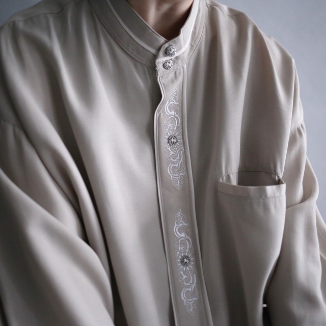 ”刺繍” fry-front minimal design over size band-collar shirt