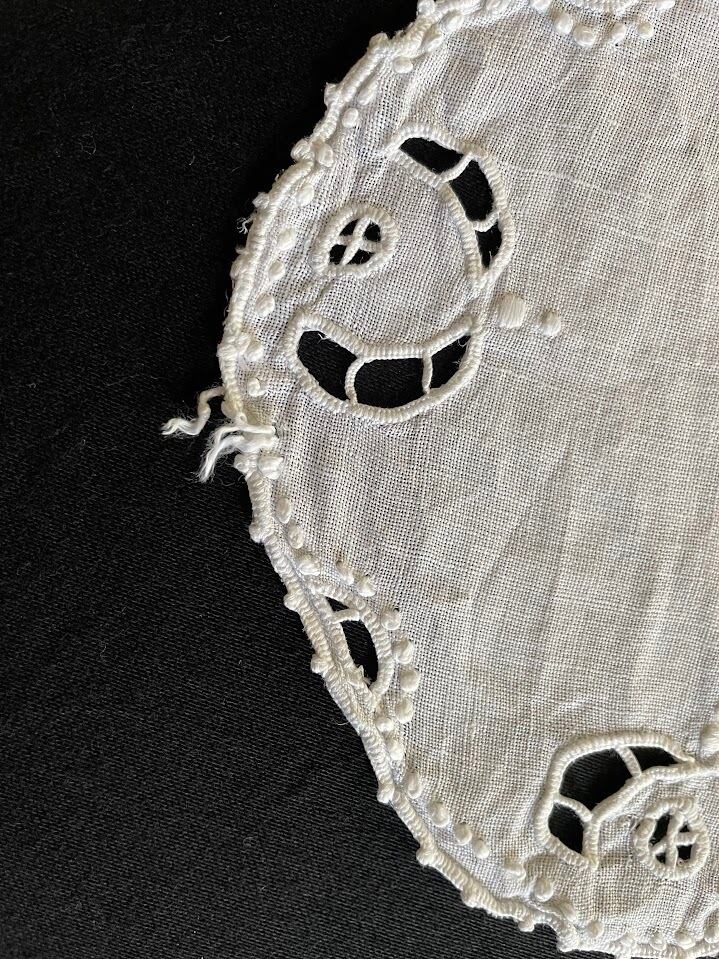 フランス アンティーク カットワークと白糸刺繡のドイリー レース 【D