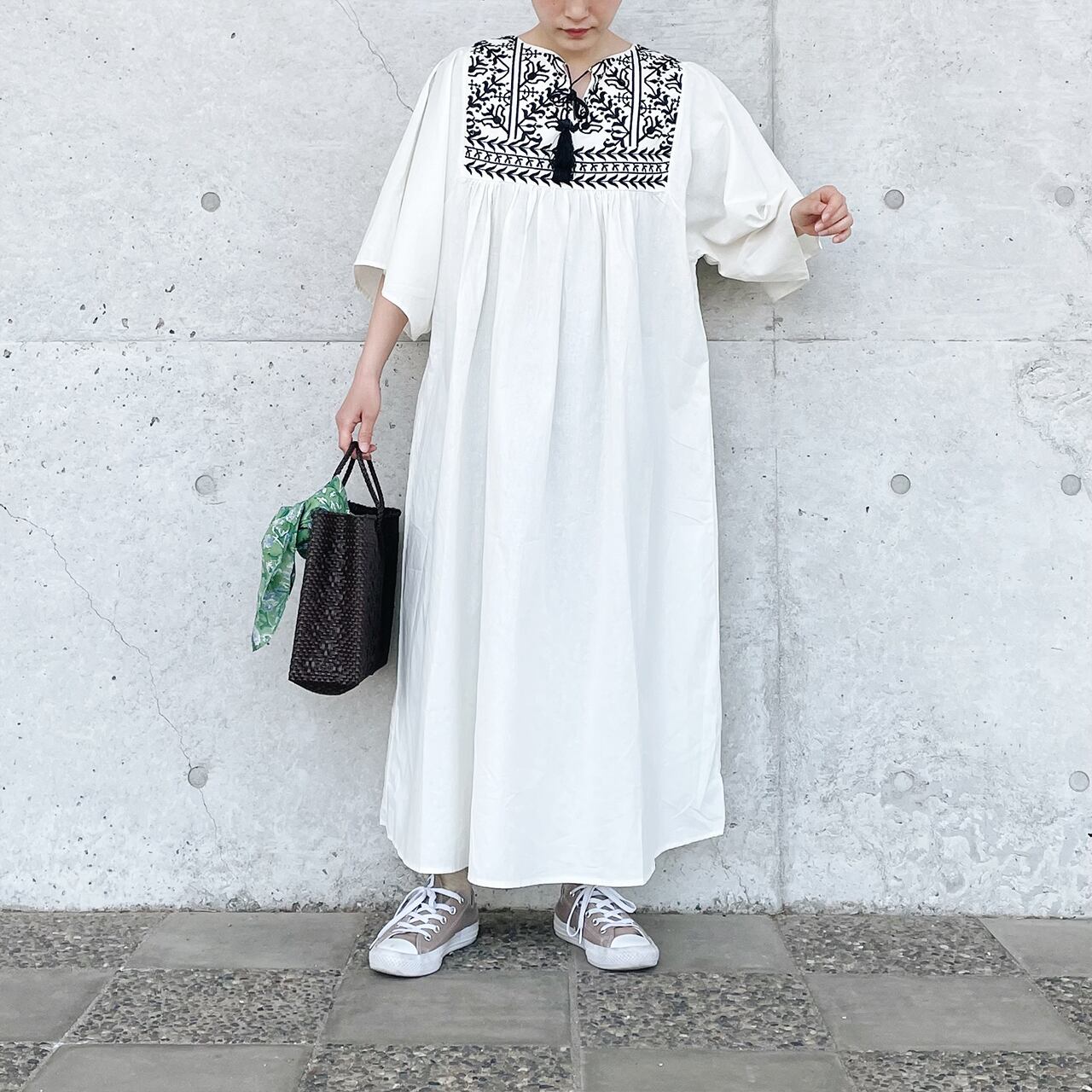 Front embroidery tassel dress (off-white)