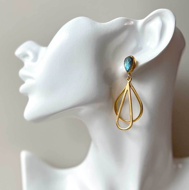 揺れるゴールドフープストーンピアス