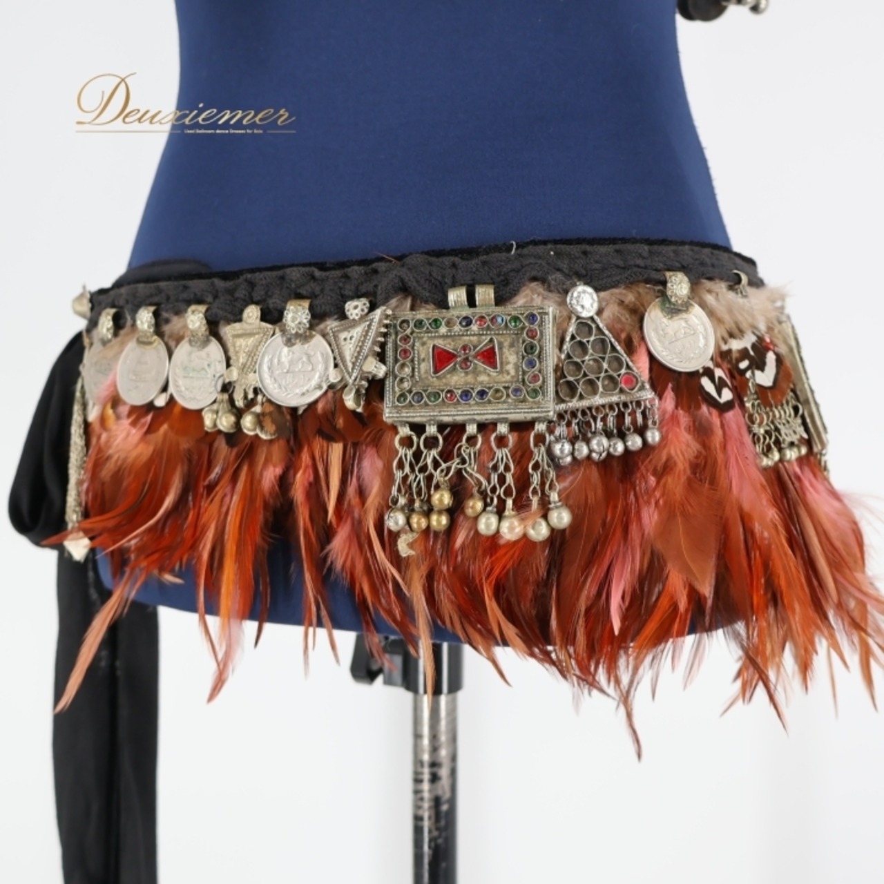 ベリーダンス トライバル 衣装 ブラック系 トップス ベルト セット 羽根 フェザー 黒 茶 青 赤 コイン 鈴 装飾 豪華 華やか ダンス衣装 舞台 クール 落ち着いた色合い ブラウン系 ブルー系 レッド系