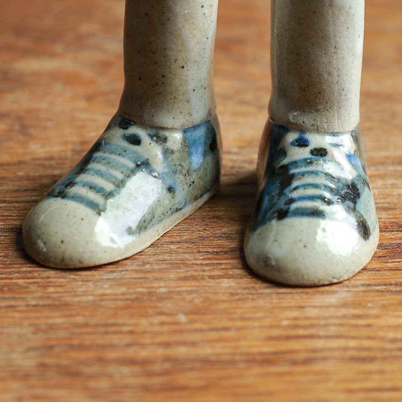 ちょこんとかわいらしい、陶器の靴