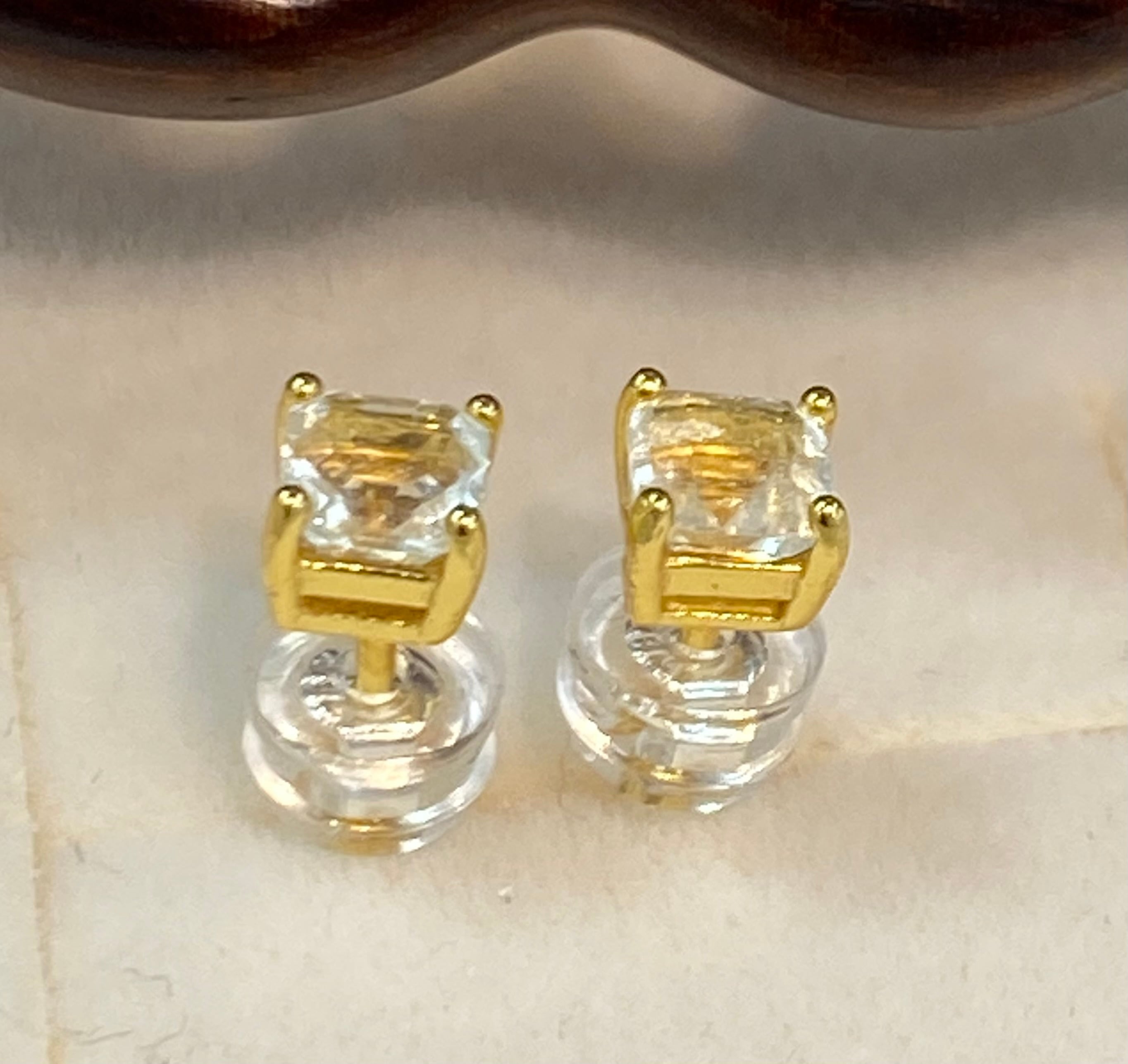 特選！宝石質リビアングラスピアス 4mm 本物保証 激安卸価格 | 水晶