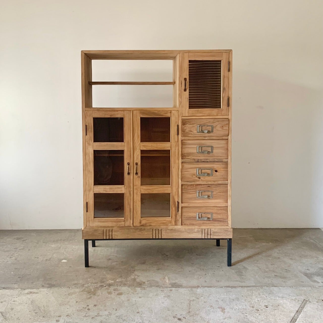 鉄脚のキャビネット　食器棚　古家具　0593