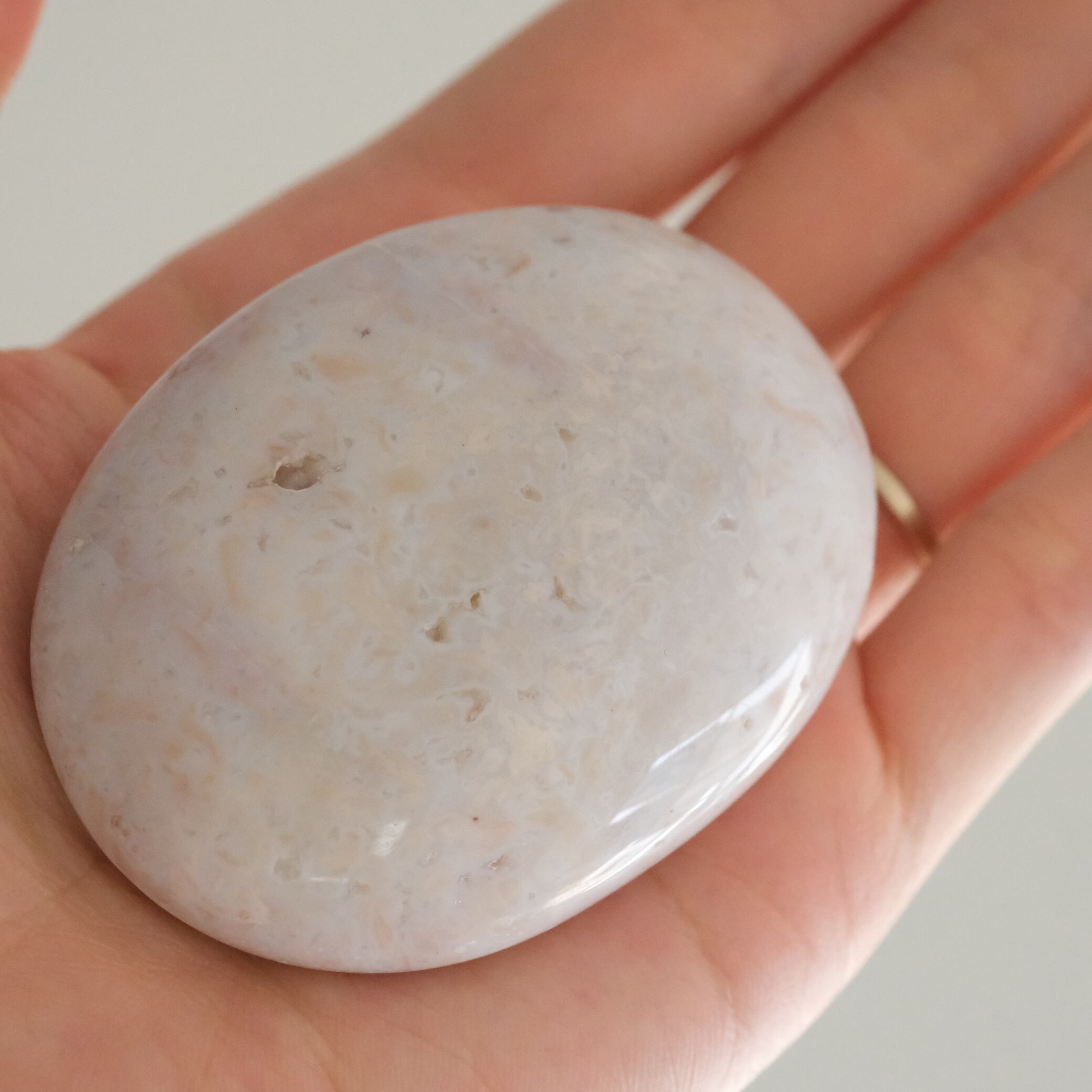 ピンクカーネリアンの握り石 〇 紅玉髄 | ふれる