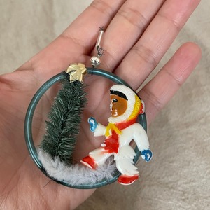 冬の少年のオーナメント青