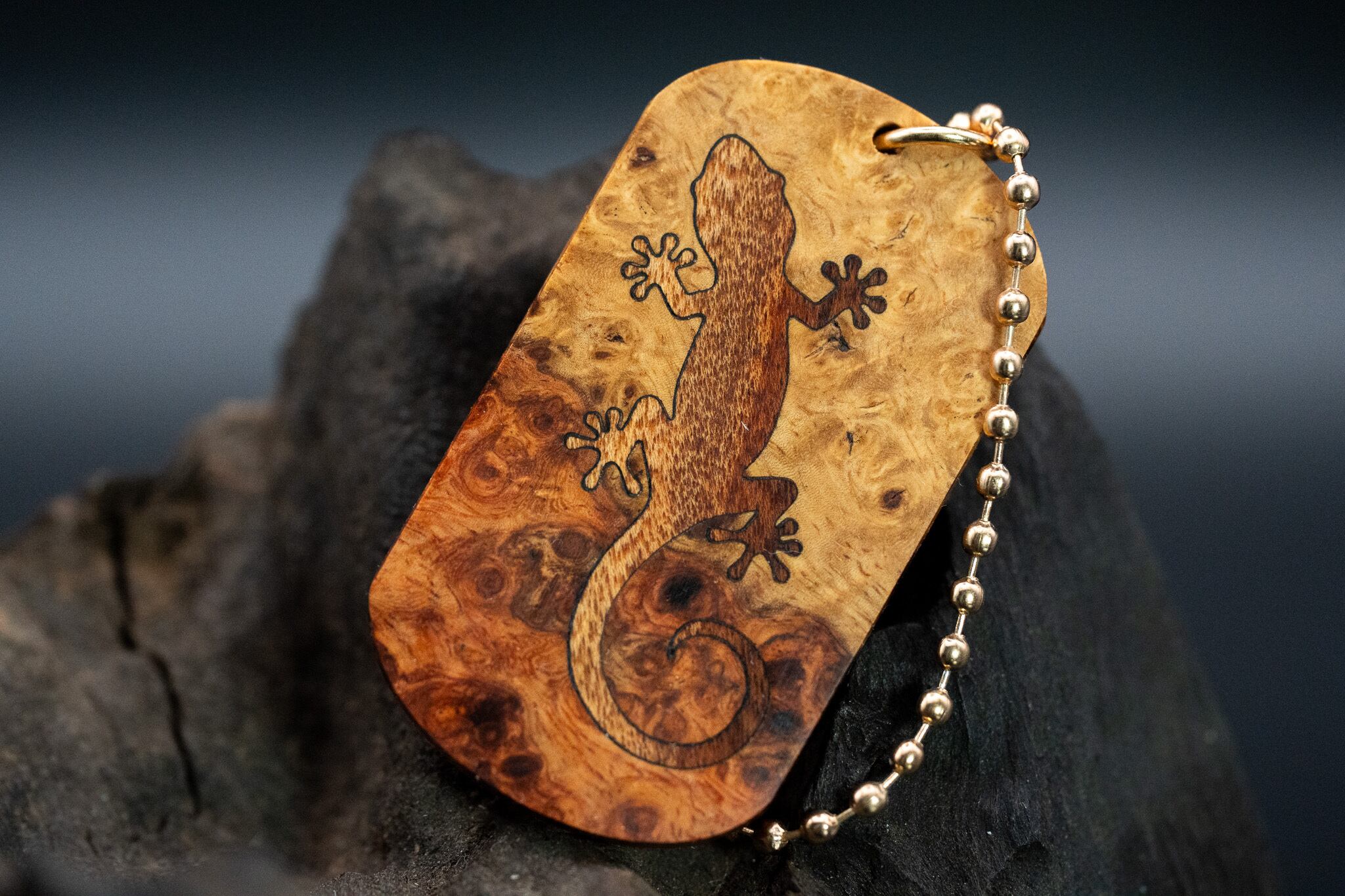 【朱色の銘木】本花梨瘤 紅白 ドッグタグ 象嵌 木登りトカゲ