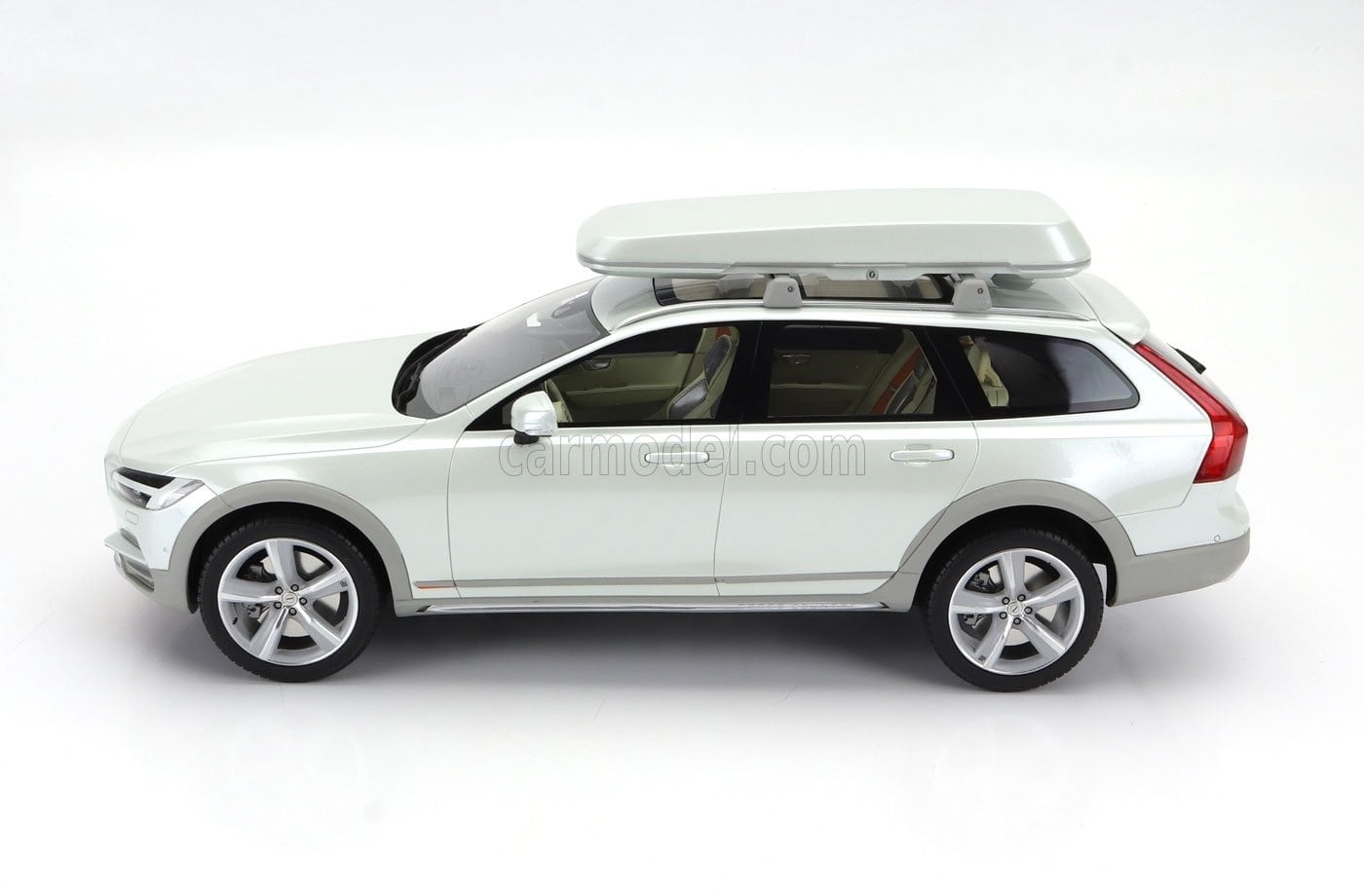 ミニカー 1/18 ボルボ V90 DNA COLLECTIBLES 1/18 VOLVO V90 CROSS