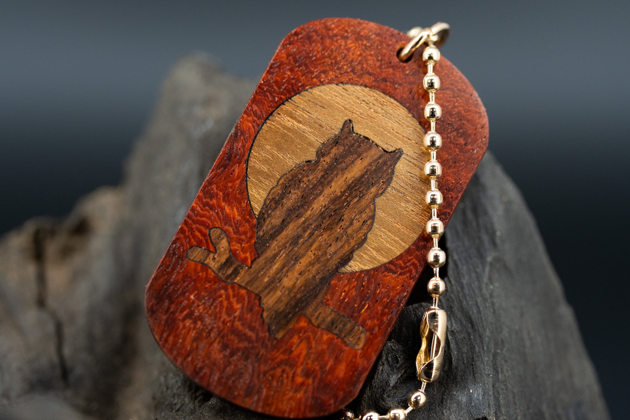 【朱色の銘木】 本花梨瘤 特上 ドッグタグ 象嵌 夜とミミズク