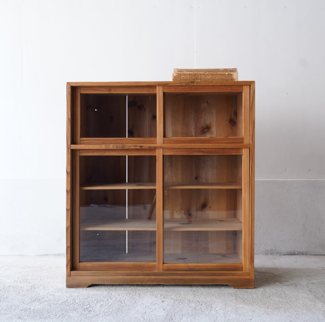 古い2段のガラス戸棚