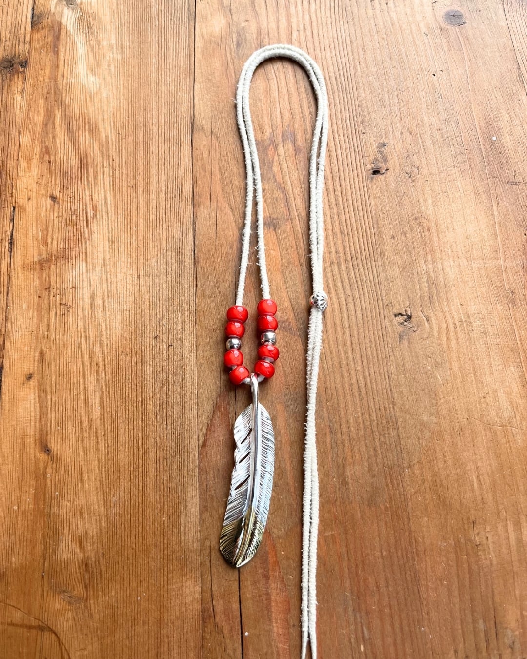 go82 先金特大フェザー ホワイトハーツ、ビーズ革紐カスタム