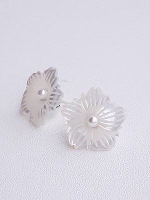 白蝶貝花と真珠のピアス