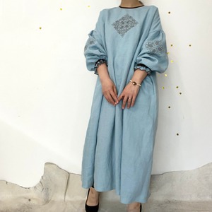 [ Ladies ] ソロチカ刺繍のリネンギャザーワンピース -misty blue-