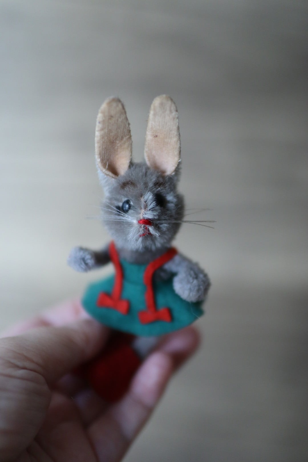 ヴィンテージ シュコー スカートをはいたうさぎ