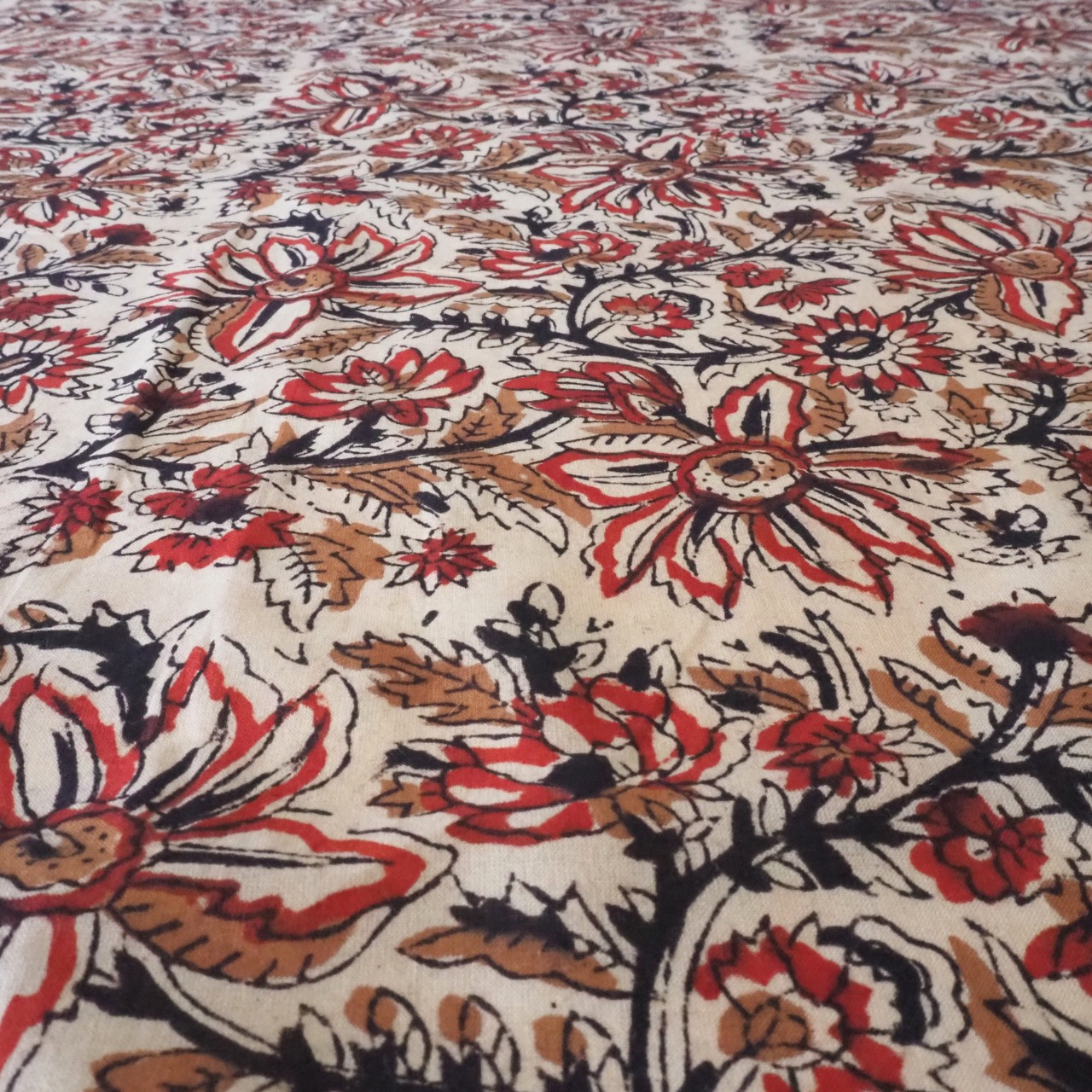 ブロックプリント生地【50cm単位】インド綿 花柄 生成り×赤×黒 #38310-WT1