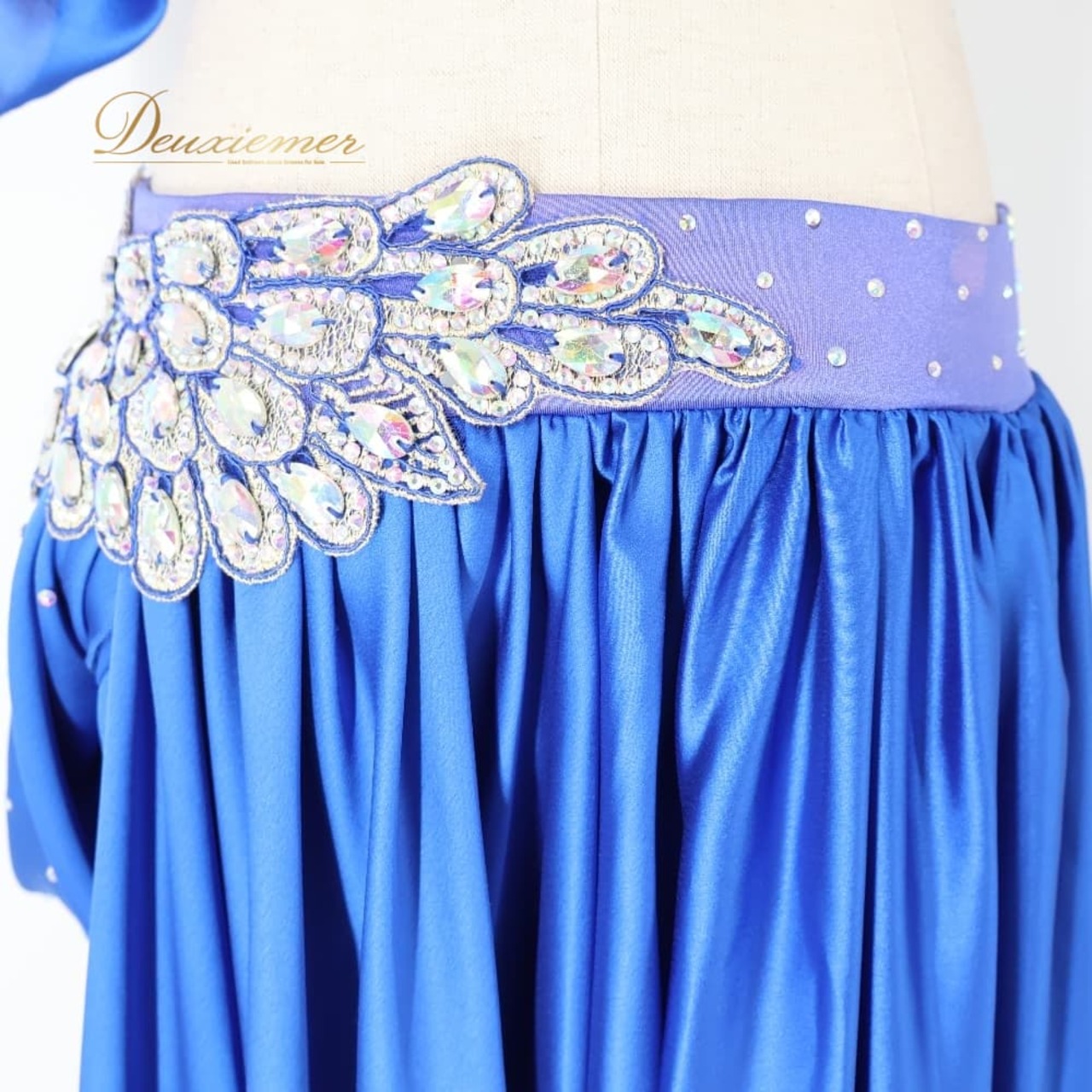 ベリーダンス オリエンタル 衣装 上下セット ブルー系 トップス スカート ラインストーン 装飾 豪華 光沢 青 紫 キラキラ スリット ダンス衣装 イベント ステージ 華やか かわいい パープル系 シルバー系