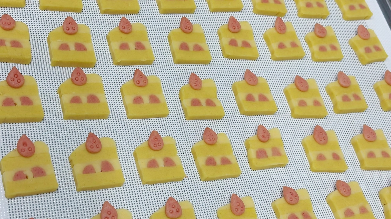 【春限定】いちごと桜のクッキー缶